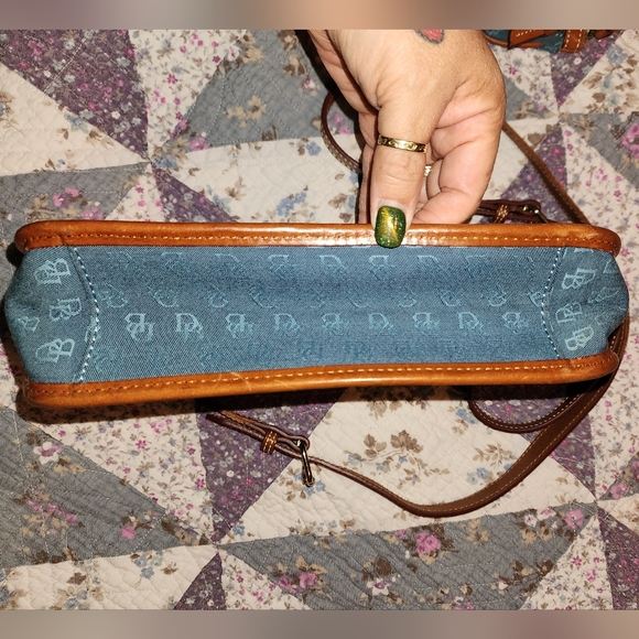 Vintage Dooney and Bourke Messenger Crossbody Purse - Picture 5 of 14